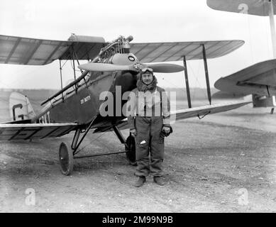 Sir Alan John Cobham (1894û1973) - englischer Flugpionier, der vor seinem De Havilland DH.60 Moth G-EBKT steht, einem leichten, zweimotorigen, einmotorigen, zweimotorigen, britischen Zweisitzer-Rundflug- und -Übungsflugzeug. Ein Prototyp, den Cobham am 29. Mai 1925 in 14 Stunden, 49 Minuten von Croydon nach Zürich und zurück flog (danach wurde dieses Foto wahrscheinlich gemacht). Cobham flog auch die Motte im Kings Cup Air Race, obwohl das Wetter ihn dazu zwang, nicht ins Ziel zu kommen. Es wurde Zweiter in einem Folgerennen. Das Flugzeug endete am 21. August 1927 mit einem Absturz in Stanmore. Stockfoto