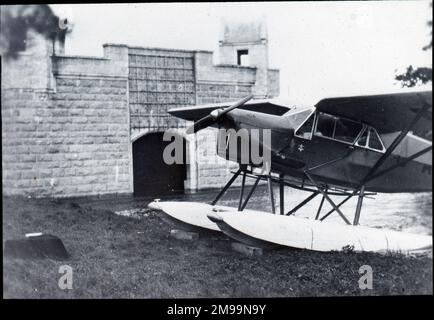 Dh.80A Puss Moth (G-AAVB) an Land. William Francis Forbes-Sempill, 19. Lord Sempill AFC, AFRAeS (1893-1965) war ein schottischer Peer und rekordbrechender Luftspionier, dem später gezeigt wurde, dass er geheime Informationen an das kaiserliche japanische Militär vor dem Zweiten Weltkrieg weitergegeben hat. 1921 leitete Sempill eine offizielle Militärmission nach Japan, bei der die neuesten britischen Flugzeuge vorgestellt wurden. In den darauffolgenden Jahren half er der kaiserlichen japanischen Marine bei der Entwicklung ihres Navy Air Service und begann, den Japanern militärische Geheimnisse zu verraten. Obwohl seine Aktivitäten vom britischen Geheimdienst aufgedeckt wurden, Stockfoto