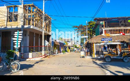 Holbox Mexiko 21. Dezember 2021 farbenfrohes Dorf auf der wunderschönen Holbox Insel mit Restaurants, Fahrzeugen, Menschen und Schlamm in Quintana Roo Mexiko. Stockfoto