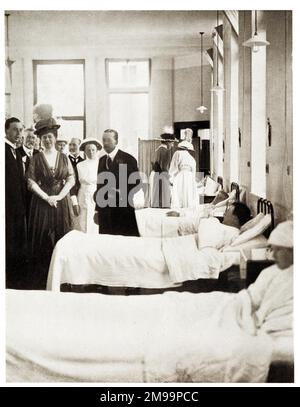 König George V und Königin Mary besuchen Perth Royal Infirmary Hospital, Schottland, im Juli 1914. Stockfoto