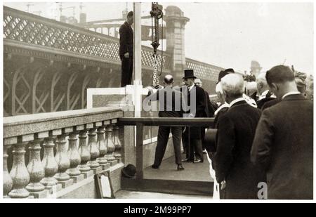 Der König öffnet die King George V Bridge über den Fluss Clyde in Glasgow, Schottland. Stockfoto