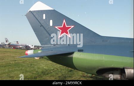 Farnborough 92 - Russian Naval Aviation (Aviatsiya Voenno-morskovo Flota Rossii) - Yakovlev Yak-38M - 'Yellow 38'. Detaildarstellung der Auspuffdüse am hinteren Rumpf und am Anschluss des Hub-/Kreuzfahrtmotors. Stockfoto