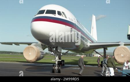 Farnborough 92 - Tupolev TU-204-120 - CCCP-64006 (MSN: 1450743164006) - angetrieben von Rolls-Royce RB.211-535-Motoren. Stockfoto