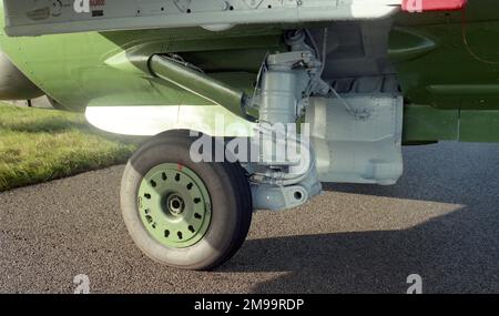 Farnborough 92- Russian Naval Aviation (Aviatsiya Voenno-morskovo Flota Rossii) - Yakovlev Yak-38M - 'Yellow 38'. Detail des Hauptträgers des Steuerbord. Stockfoto