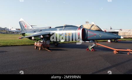 Farnborough 92- Russian Naval Aviation (Aviatsiya Voenno-morskovo Flota Rossii) - Yakovlev Yak-38M - 'Yellow 38' Stockfoto