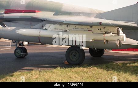 Farnborough 92 - Mikoyan MiG-29S (9-13S) (MSN: 2960507682) „Blue 407“, mit Vympel NPO R-77 Luft-Luft-Raketen unter den Flügeln. Stockfoto