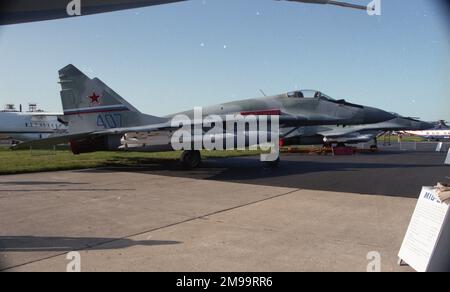 Farnborough 92 - Mikoyan MiG-29S (9-13S) (MSN: 2960507682) „Blue 407“, Rückansicht der Vympel NPO R-77 Luft-Luft-Raketen und Falltanks auf den Unterpylonen. Stockfoto