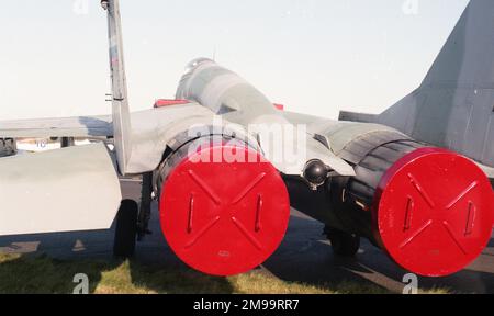 Farnborough 92 - Mikoyan MiG-29S (9-13S) (MSN: 2960507682) „Blue 407“, mit Rückansicht der Motorauslassdüsen Stockfoto