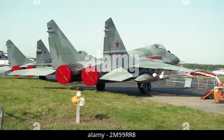 Farnborough 92 - Mikoyan MiG-29S (9-13S) (MSN: 2960507682) „Blue 407“, Rückansicht der Vympel NPO R-77 Luft-Luft-Raketen und Falltanks auf den Unterpylonen. Stockfoto