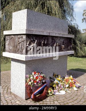 Das Denkmal, das sich in Sint Oedenrode befindet, wurde in Anerkennung des niederländischen Widerstands gegen die Deutschen und der Hilfe, die die 101. von der örtlichen Bevölkerung erhalten hatten, von 101. Veteranen der Luftfahrt initiiert und finanziert. Es war die Idee des Veteranen John Seney und wurde von Frans Alkemade, Andre van Bergeyk und Trudy Peters-Broos entworfen. Sie wurde am 21. September 1994 von Generalleutnant Harry Kinnard enthüllt, der 1944 den 501. PIR befehligte, der am falschen Ort landete, fast auf Schloss Heeswijk. Die Inschrift ist „dem niederländischen Volk in dankbarer Wertschätzung gewidmet“ und um die herum Stockfoto