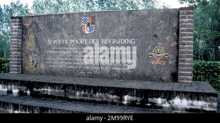 Dieses Denkmal befindet sich innerhalb der niederländischen Grenze, etwa 3 km von Joe's Bridge entfernt. In den Schlachten vor Beginn der Market Garden Operation von Joe's Bridge aus hatten die Wachen diesen Bereich nördlich der Brücke gesichert und sich dann zurückgezogen und die Infanterie verlassen, um den Boden zu halten - ein militärisches Verfahren, das als „Konsolidierung“ bekannt ist. Die erste alliierte Einheit, die niederländischen Boden betrat, war ein Paar von 2. gepanzerten Haushaltswagen der Gardenabteilung. Stockfoto