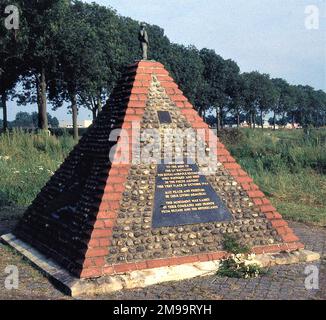 Die Ziegelpyramide wird von einer kleinen Figur eines britischen Soldaten gekrönt. Die Plaketten rund um die Pyramide sind den Männern des 1. Bataillons, dem Königlichen Norfolk-Regiment, gewidmet, die im Oktober 1944 auf den Feldern um diesen Ort litten und starben. Mögen Frieden und Freiheit ihr lebendiges Denkmal sein. Dieses Denkmal wurde von ihren Kameraden und Freunden aus Britiain und den Niederlanden errichtet." Es ist auch allen britischen, alliierten und niederländischen Soldaten gewidmet, die starben, um dieses Land frei zu machen, allen unschuldigen Kriegsopfern, insbesondere den 300 Zivilpersonen, die in und um Overloon und V getötet wurden Stockfoto