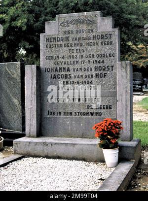 Hendrik van der Horst, verger von der niederländischen Reformierten Kirche, kletterte mit einigen Freunden auf die oberste Galerie des Glockenturms seiner Kirche, um Fallschirmjäger und Gleiter zu beobachten, die am ersten Tag der Operation Market Garden über Oosterbeek landeten. Er wurde von einer Kugel eines deutschen Scharfschützen getötet, der ihn verdächtigte, ein Beobachter der Alliierten zu sein. Der Grabstein des Denkmals wurde seinen Verwandten am 17. September 1946 von Mitgliedern der Kirche überreicht. Das Grab ist rechts von der Steinkapelle. Es ist mit einem Zitat von Job versehen. Und dann antwortete der Herr aus dem Wirbelwind. Stockfoto