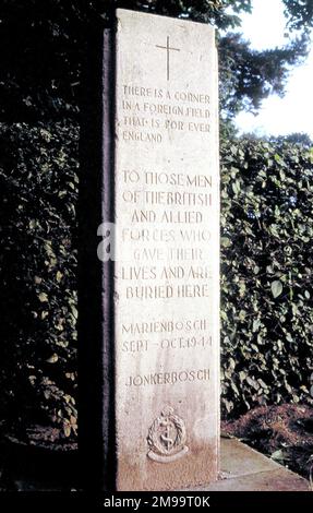 Dieses einfache Säulendenkmal befindet sich auf dem Jonkerbos Commonwealth war Graves Cemetery in einem bewaldeten Gebiet, das als Jonkers Bosch (Kinderwald) bekannt ist. Der CWGC-Friedhof wurde von der 3. Casualty Clearing Station geschaffen und beherbergt 1.639 Beerdigungen mit Opfern von Operation Market Garden und Operation veritable. Die Steinsäule erinnert an die Männer, die auf diesem Friedhof in der Nähe des Marienbosch-Klosters entfernt wurden, der ein typischer Krankenhausbeerdigungsort mit den Gräbern war, die vom medizinischen Personal gemacht wurden, als die Männer an ihren Wunden starben. Der Stein trägt ein vertrautes Zitat von Rupert Brookes T. Stockfoto