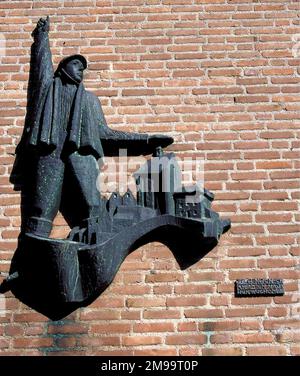 Dieses Bas-Relief von Jan Kettering zeigt einen Soldaten der Grenzbattalions, der die Stadt Grab bewacht. Es wurde am 31. Oktober 1964 errichtet und die Überschrift lautet „Wir gingen und kamen nach Jahren zurück“. Grab war seit mehreren Jahrhunderten eine Garnisonsstadt, bis die Truppen 1892 abzogen. Im Jahr 1938 kehrte die Armee zurück, als die Niedrigländer begannen, ihre Verteidigung gegen Deutschlands militärisches Zaudern in ihrem Wunsch nach Lebensraum zu stärken. Dazu gehörten die Blockhäuser, die die Grabbrücke bewachten. 1938 wurden Grenzbataillone gebildet und mobilisiert, und die in diesem Gebiet stationierten Personen unterfielen der Kommunikation Stockfoto