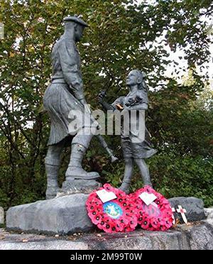 Für britische Augen ist dies wahrscheinlich das schönste traditionelle Kriegsdenkmal in Holland. Es ist eine Statue eines Kilted Highlander, der auf ein entzückendes, junges Holländermädchen herabblickt. Die Einstellung und der Gesichtsausdruck der Figuren sagen alles über die Befreiung aus: Das glückliche, vertrauensvolle Gesicht des Mädchens, das verlässliche, starke und dennoch sanfte Gesicht des Soldaten. Es erinnert an den Highlander an der Spitze der "Y" Ravine in Beaumont Hamel an der Somme. Die Legende am Denkmal beschreibt, wie die 51. Highland Division am 23. Oktober 1944 eine Offensive aus dieser Position startete, die C. Stockfoto