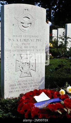 David Lord ist auf dem Friedhof der Commonwealth war Graves Commission in Oosterbeek begraben. Er war fünf Jahre lang mit 31 Staffeln in Indien, vor allem mit der Lieferung der "Chinditen" von Orde Wingate hinter feindlichen Linien in Birma, wofür er im Juli 1943 die DFC erhielt. Er zog im Januar 1944 zur 271. Staffel in Down Ampney und nahm mit ihnen an der D-Day-Operation Teil und lieferte dann die umzingelten britischen Fallschirmjäger in Oosterbeek während der Operation Market Garden. Er flog mit Dakota KG 374 und wusste, dass er die Chance hatte, seine dringend benötigten Vorräte zu den umzingelten Truppen zu bringen Stockfoto