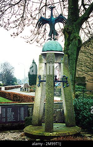 Dieses Dorf blieb bis zum 1945. April in deutschen Händen, als es am Ostersonntag befreit wurde. Im Oktober 1944 wurde Doornenburg nach der Operation Market Garden wiederholt von den Alliierten bombardiert, wobei die mittelalterliche Burg schwer beschädigt wurde. Am 12. Oktober haben die Deutschen die gesamte Bevölkerung evakuiert und dann die römisch-katholische Kirche in die Luft gejagt. Das Denkmal steht da, wo der Altar der Kirche war. Das von Van Donsel entworfene Gebäude wurde am 4. Mai 1958 errichtet. Es ist in Form eines Phönix, der sich aus der Asche erhebt, auf einer Bronzekugel, die auf Betonsäulen montiert ist. Die Namen der Opfer sind unpassend Stockfoto