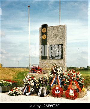 In den letzten Tagen der Operation Market Garden wurden die beleidigten britischen Streitkräfte, die nördlich des Rheins bei Oosterbeek, westlich von Arnhem, verließen, auf eine Weise evakuiert, die stark vom britischen Rückzug aus Gallipoli im Jahr WW1 erschien. Bei einer Evakuierung namens „Berlin“ wurden Dutzende von Überfahrten in kleinen Booten von britischen und kanadischen Ingenieuren unter schwerem deutschen Feuer durchgeführt. Über 2.000 Soldaten wurden zwischen etwa 2200 Stunden am 25. Und 0545 Stunden am 26. September 1944 gerettet. Sie landeten in der Gegend, wo das Denkmal steht. Es ist aus poliertem Granit und zeigt die Abzeichen Stockfoto