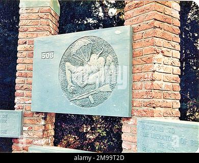 Das Denkmal wurde von H. J. Guse entworfen und am 17. September 1981 errichtet. Er erinnert an die Befreiung von Beek am 17. September 1944 durch die 508., die als "Rote Teufel" bekannt waren. Es war der erste Tag der Operation Market Garden. In C-Kompanie des Regiments war erster Sergeant Leonard A. Funk, der nach Pennsylvania zurückkehrte, als der am meisten dekorierte amerikanische Fallschirmjäger des Krieges. Das Bas-Relief eines teuflischen Teufels stammt aus einem Eintrag in das Tagebuch eines deutschen Offiziers, der in Anzio gegen amerikanische Fallschirmjäger kämpfte (tatsächlich waren es die 504., nicht die 508.). Da stand: "Amer Stockfoto