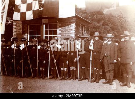 Gruppenfoto von Pfadfindern in Blanefield, Schottland, erwartet Besuch von König Edward VII im September 1909. Stockfoto