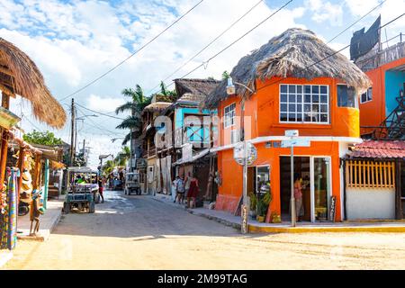 Holbox Mexiko 21. Dezember 2021 farbenfrohes Dorf auf der wunderschönen Holbox Insel mit Restaurants, Fahrzeugen, Menschen und Schlamm in Quintana Roo Mexiko. Stockfoto