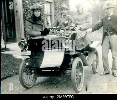Vier Leute mit einem alten Auto. Stockfoto