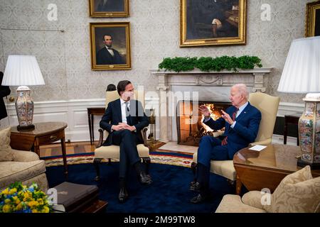 US-Präsident Joe Biden trifft am Dienstag, den 17. Januar, Premierminister Mark Rutte der Niederlande im Oval Office des Weißen Hauses in Washington, DC, USA. 2023. Biden wird die Zusammenarbeit bei der Beschränkung des Zugangs Chinas zur Halbleitertechnik bei Besuchen von japanischen und niederländischen Führern nach Washington erörtern. Kredit: Al Drago / Pool via CNP / MediaPunch Stockfoto