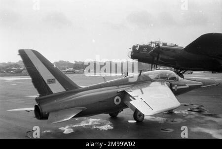 Red Arrows Hawker Siddeley Gnat T Mk.2 XS111 und Battle of Britain Memorial Flug Lancaster PA474. Stockfoto