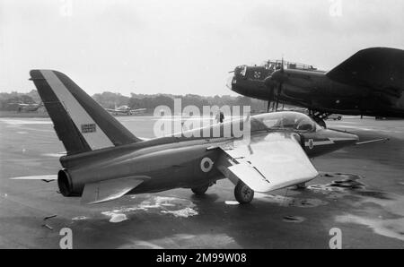 Red Arrows Hawker Siddeley Gnat T Mk.2 XS111 und Battle of Britain Memorial Flug Lancaster PA474. Stockfoto