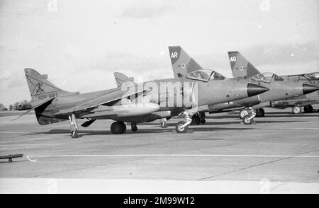 Fleet Air Arm British Aerospace Sea Harrier FRS. 1 ZB607 „123“ des 801. Marinefluggeschwaders, gestartet auf HMS illustrious (R06) - gesehen in der Royal Naval Air Station Culdrose. Stockfoto