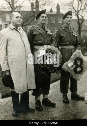 Militärische Kranzlegen-Zeremonie, 8. Ardwick-Bataillon, Manchester Regiment Territorial Army, Sergeant Welsby und andere. Stockfoto