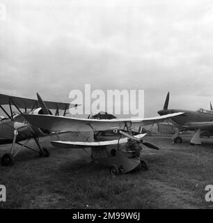 Mignet H.M.14 - G-AEBB, Old Warden, mit der Shuttleworth-Sammlung. Im Hintergrund von links: Avro Tutor K3215, Sopwith Hup N5180, Hawker Sea Hurricane Mk IB Z7015. Stockfoto