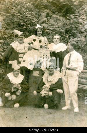 Mitglieder der Reg Jecks und Vera Vivian Variety Theatre Company, Künstler in Clownkostümen in einem Garten bei Birkenhead oder New Brighton. Stockfoto