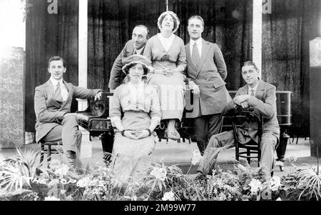 Mitglieder der Reg Jecks und Vera Vivian Variety Theatre Company, hier auf der Bühne in Bridlington, Yorkshire. Stockfoto