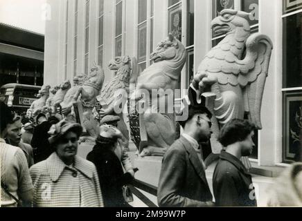 Die Bestien der Königin, heraldische Statuen, die vor dem zeitweiligen westlichen Anbau zur Westminster Abbey, London, standen, zur Krönung von Königin Elizabeth II Stockfoto