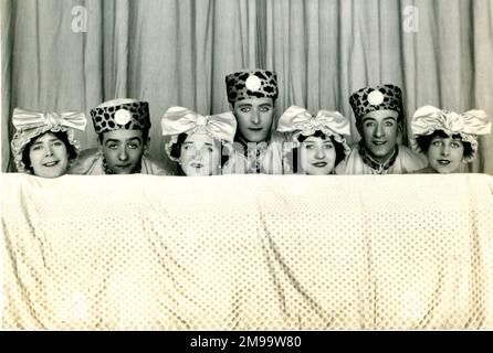 Mitglieder der Reg Jecks und Vera Vivian Variety Theatre Company, die in Margate, Kent, auf die Bühne traten. Stockfoto