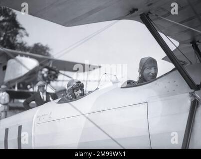 Hanworth Aerodrome, King's Cup Luftrennen. Hawker Tomtit G-AALL, angetrieben von einer Armstrong Siddeley Mongoose IIIA, die dem damaligen Prinzen von Wales (Edward VIII) gehört und vom Geschwaderführer D.S. geflogen wurde Don MVO CO. - G-AALL, der achtzehnte mit einer Durchschnittsgeschwindigkeit von 123,42 km/h erreicht hat. Beachten Sie, dass die Aufführung der Tomtits im King's Cup 1930 ziemlich glaubwürdig war, da die Handicappers die Aufführung der Tomtit überschätzten. Der Vickers Vellore III G-AASW ist im Hintergrund zu sehen, wo er das letzte Flugzeug war, das in Vickers' Werk in Crayford gebaut wurde. Datum: 5. Juli 1930. Stockfoto