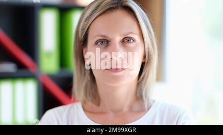 Nahaufnahme einer blonden Frau mittleren Alters, die in die Kamera schaut. Stockfoto
