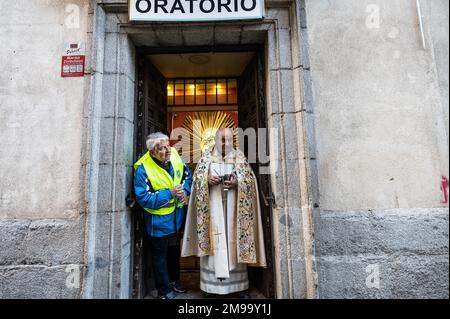 Madrid, Spanien. 17. Januar 2023. Ein Priester, der auf Segen wartet während des Tages von San Anton, dem Schutzpatron der Haustiere. Jedes Jahr am Tag von San Anton stehen die Menschen mit ihren Haustieren in der Schlange, um in der Kirche San Anton von Madrid gesegnet zu werden. Kredit: Marcos del Mazo/Alamy Live News Stockfoto