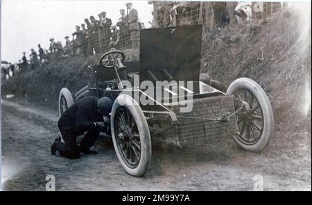 4. Gordon Bennett Trophy, Alex Winton (40 Winton für Amerika) bricht am Anfang zusammen und ist gezwungen, in den Ruhestand zu gehen. Stockfoto