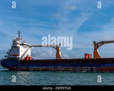 Cobh, Irland, 10. August 2022. Ein altes rostiges, großes Schiff segelt auf dem Meer, Himmel. Frachtschiff auf See. Blau-weißes Schiff auf See unter klarem Himmel. Stern Stockfoto