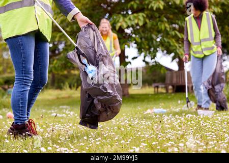 Nahaufnahme Weiblicher Freiwilliger, Die Müll Auf Dem Land Abholten Stockfoto