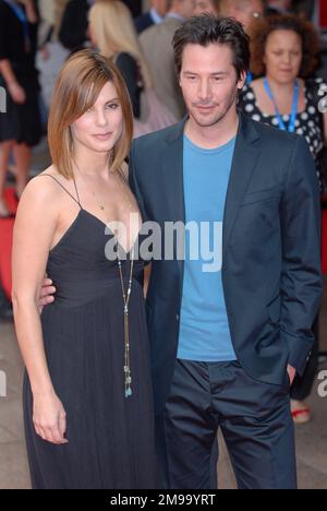 Sandra Bullock, Keanu Reeves. The Lake House UK Premiere, Vue Leicester Square, London, Großbritannien Stockfoto