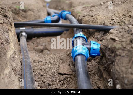 Installation eines Rohrleitungsbewässerungssystems im Freien. Stockfoto