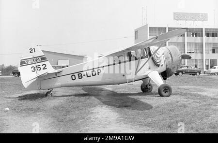 Howard DGA-15 ob-LDP von Pinillos parkt vor dem Hauptsitz von CompanÃ­a de AviaciÃ³n Faucett am Jorge Chavez International Airport in Lima (benannt nach dem berühmten peruanischen Piloten Jorge Chavez Dartnell). Stockfoto