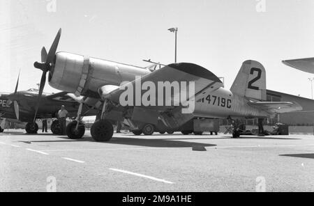 Goodyear FG-1D Corsair N4719C, Rennen Nummer 2 in Lancaster, Kalifornien, 1965, kurz vor dem Crash. Am 28. Mai 1965 stürzte Goodyear FG-1D N4719C, geflogen von Lynn E. Winney, und tötete Winney. Der Unfall ereignete sich vor dem Start der Los Angeles Air Races in Lancaster, Kalifornien, an denen Mr. Winney teilnehmen wollte. Der Bericht des NTSB besagt, dass der Pilot Aerobatik betrieben hat und in der Wüste bei Lancaster, CA, abstürzte. Mr. Winney starb sofort, und der FG-1D wurde durch den Aufprall und den anschließenden Brand vollständig zerstört. Stockfoto