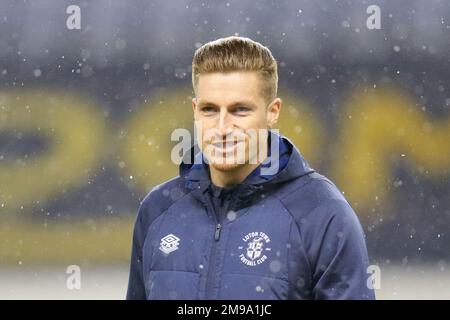 Wigan, Großbritannien. 17. Januar 2023. Reece Burke #16 aus Luton Town inspiziert das Spielfeld vor dem Emirates FA Cup-Spiel Third Round Replay Wigan Athletic vs Luton Town im DW Stadium, Wigan, Großbritannien, 17. Januar 2023 (Foto von Steve Flynn/News Images) in Wigan, Großbritannien, am 1./17. Januar 2023. (Foto: Steve Flynn/News Images/Sipa USA) Guthaben: SIPA USA/Alamy Live News Stockfoto