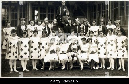 Große Gruppe französischer Schulmädchen aus Clermont-Ferrand, die für ein Foto posieren und wunderbare Spielkartenkostüme tragen - das ganze Deck ist abgebildet, einschließlich Kings, Queens, Jacks, Aces und Pik-Zahlenkarten, Clubs, Herzen und Diamanten! Stockfoto