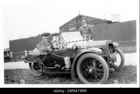 H.O. Tomblin und seine Freunde in ihrem 1914 Morgan 3-Wheeler Stockfoto